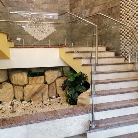 هاندريل زجاجي بكوبستة ستانلس في مدخل