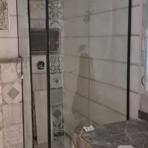 فاصل استحمام بإطار أسود