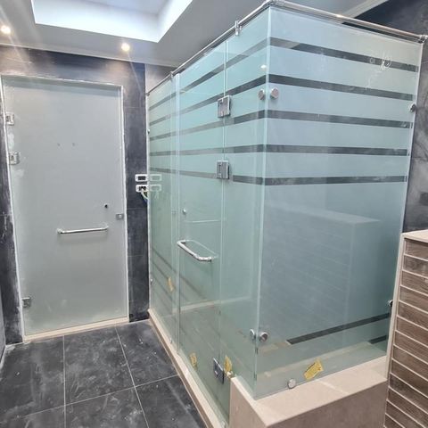 كابينة استحمام بصنفرة شرائط